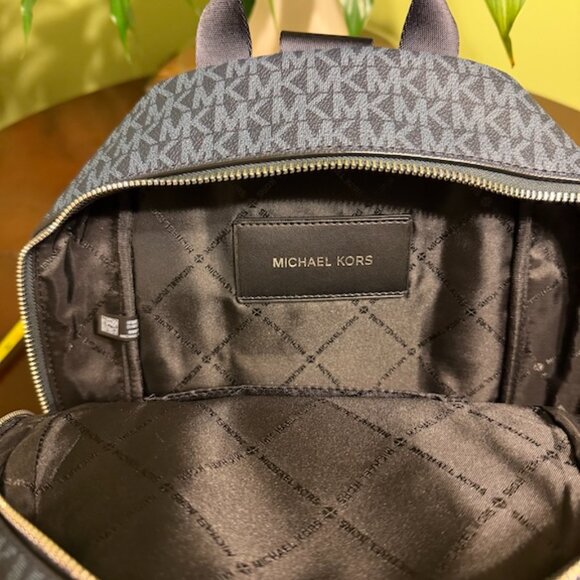 MICHAEL KORS Cooper Logo Sling Pack - Picture 3 of 4
